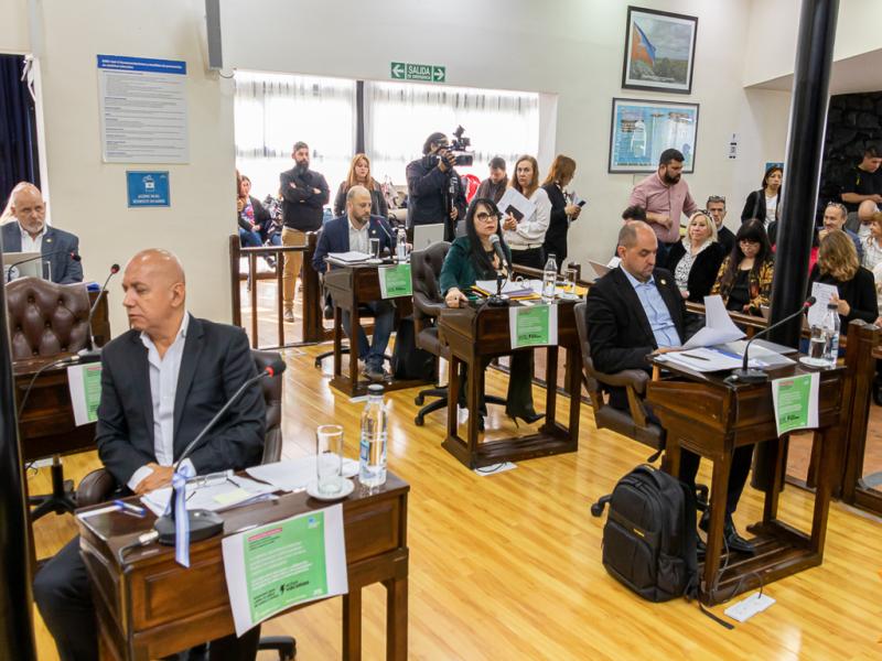 La propuesta de la Coalicin Cvica muestra un enorme desconocimiento a la realidad federal de nuestro pas, y muestra una ignorancia y una falta de criterio absoluta en trminos de Soberana Nacional, resaltaron los Legisladores fueguinos.