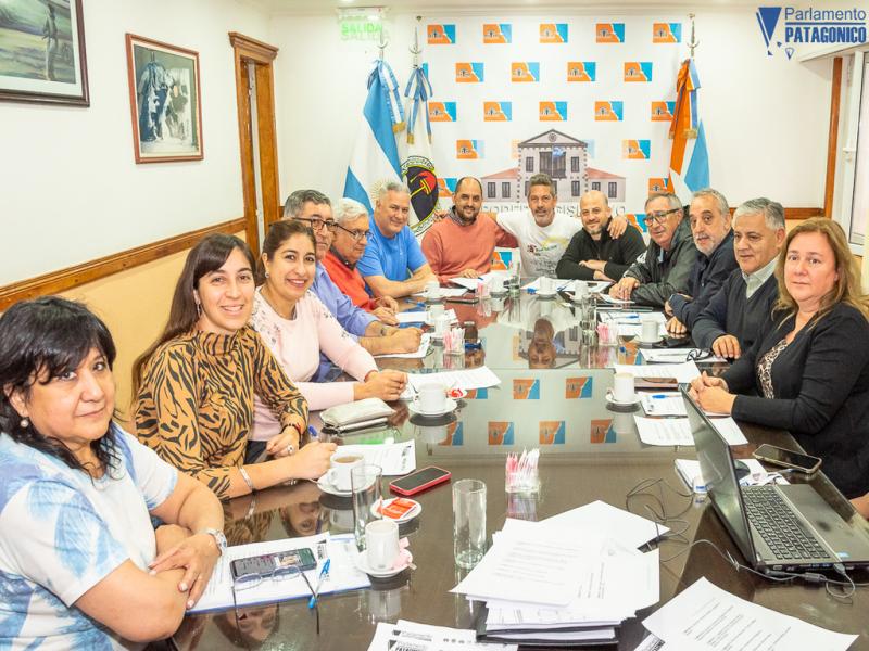 Cabe recordar, que la cuarta sesin ordinaria del Parlamento Patagnico, cerrar con la ceremonia de traspaso de la Presidencia, en la base Marambio de la Antrtida Argentina, el jueves 10 de noviembre.