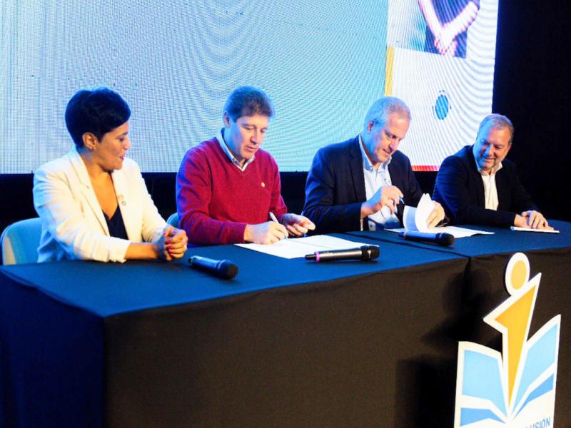 Estas obras son muy esperadas por las comunidades educativas de la provincia y son muy importantes para garantizar el derecho a la educacin de los fueguinos y fueguinas, resalt Gustavo Melella. 