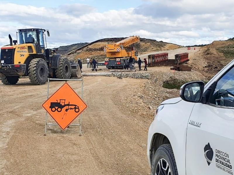 Las tareas se enmarcan en un trabajo que tiene como objetivo la colocacin de puentes tipo Bailey en distintos caminos que se encuentran bajo la jurisdiccin de la Direccin Provincial de Vialidad de Tierra del Fuego. 