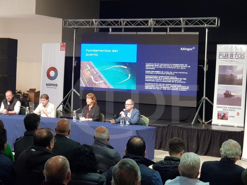 El puerto est diseado para dar servicios a todas las actividades industriales y civiles de la regin, en un predio de ms de 200 hectreas situado en la costa norte de la ciudad de Ro Grande.
