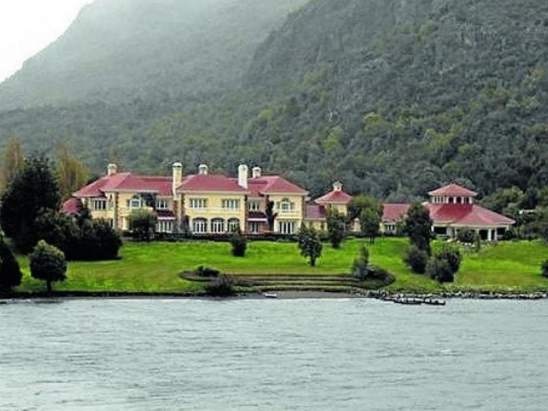La Fiscal de Bariloche, Cndida Etchepare, impuls la investigacin por los presuntos delitos vinculados con el pago y la aceptacin de ddivas, trfico de influencias, falsedad ideolgica y violacin de los deberes de funcionario pblico.