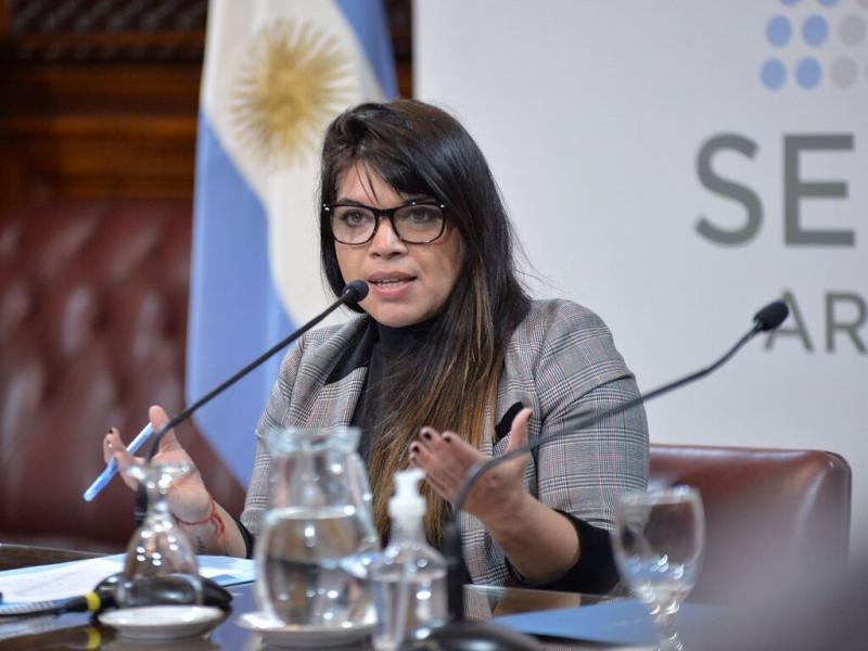 La Senadora Dur, que es impulsora de la Ley Nacional N 27.671, no puede siquiera capacitarse a s misma y a sus asesores, en la identificacin argentina y soberana de las Islas Malvinas.