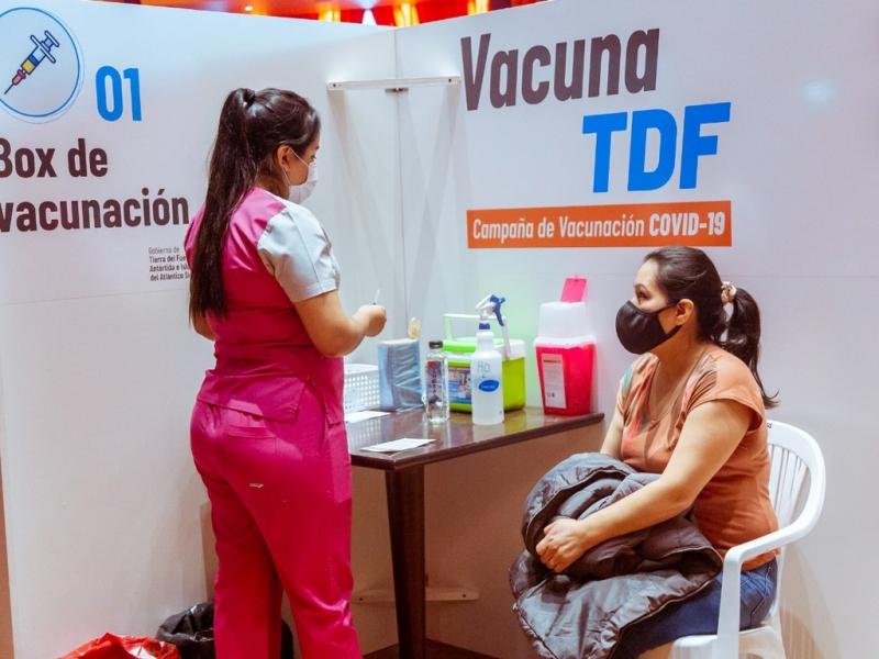 Gracias a que la mayor parte de la poblacin est vacunada contra COVID-19, os casos que tenemos actualmente son leves, coment Dra. Ariana Benetucci, Jefa de Departamento de Enfermedades Inmunoprevenibles.