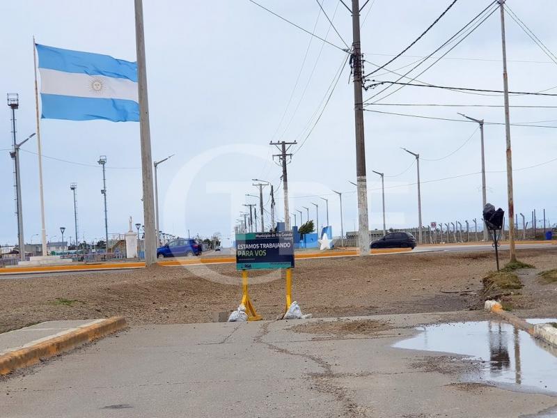 Estamos trabajando para vos, reza un cartel ubicado en la calle Islas Malvinas donde hace meses que no se trabaja; un cartel para rersele en la cara a los vecinos, en una obra que est abandonada por la gestin de Martn Prez.