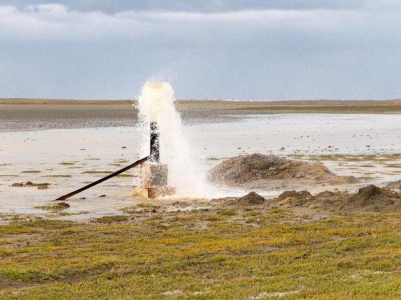 El sistema de riego sigue funcionando en su mxima posibilidad, sin embargo, el intenso viento persistente y la sequa que se registra impiden que tengamos los resultados que habamos tenido hasta el momento, lament Castiglione.