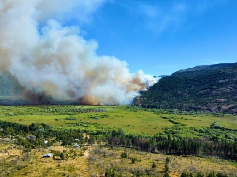 El fuego en la ladera del cerro Currumahuida comenz antes de las 17 del domingo y se propag rpidamente. La magnitud de incendio que se poda visualizar ayer desde El Bolsn. Fotos: Municipalidad de El Hoyo.