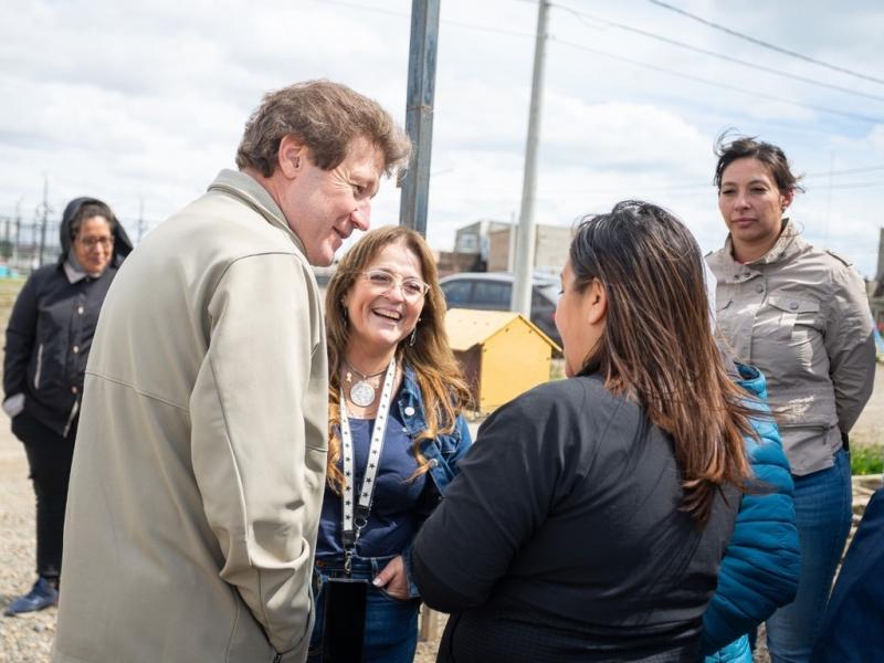 Esta obra incluye las conexiones hacia adentro de la vivienda con toda la instalacin y los artefactos. Se termina el tema de los tubos, los bonos, y estamos realmente felices de avanzar en esto, dijo Gustavo Melella.