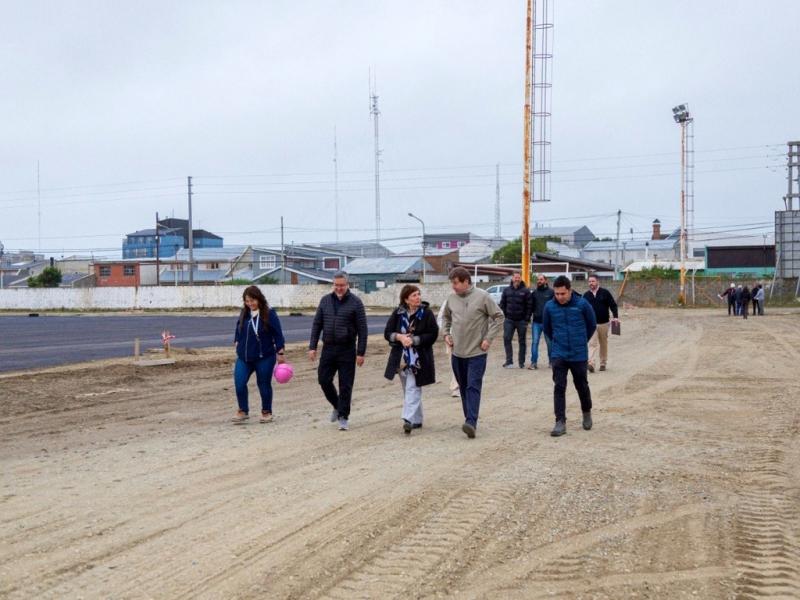 Ver este avance de obra a paso firme nos da una gran satisfaccin y orgullo, esta cancha va a traer un gran beneficio para nuestra comunidad deportiva, destac el Presidente del Club San Martn, Jos Guenchur. 