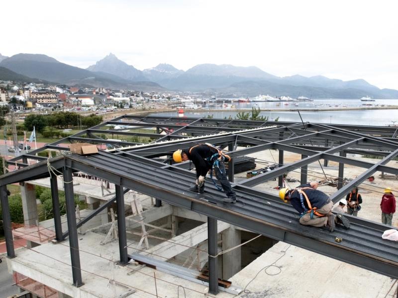 Los trabajos forman parte de la primera etapa de obra prevista para el nosocomio capitalino, el cual contar de 8.680 m2, distribuido en 3 niveles. El Gobernador, ya firm el contrato de la segunda etapa de dicha obra. 