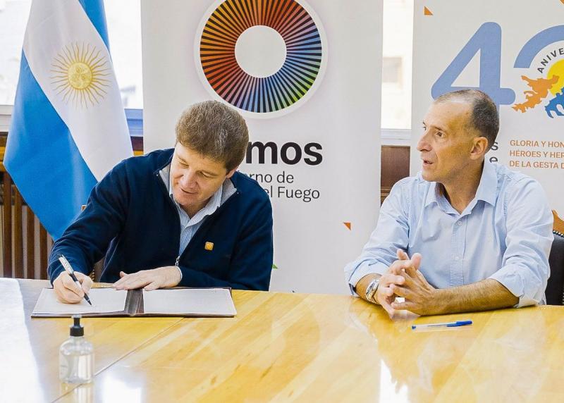 Esta donacin tiene que ver con ser recprocos con la generosidad que siempre hemos recibido en Tierra del Fuego, desde el momento que la empresa se fue del pas, se decidi esta donacin, seal el Apoderado de Visteon S.A., Demetrio Elenitza.