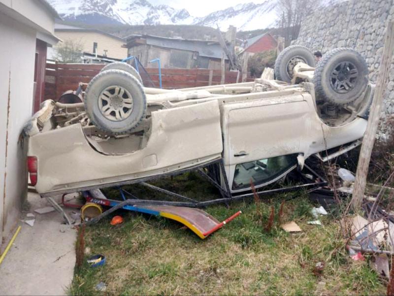 En septiembre pasado, la falta de un guardarrail, provoc que un vehculo cayera en el patio de una vivienda, lo que pudo ser una tragedia. La camioneta aplast los juegos infantiles de los nios del hogar.