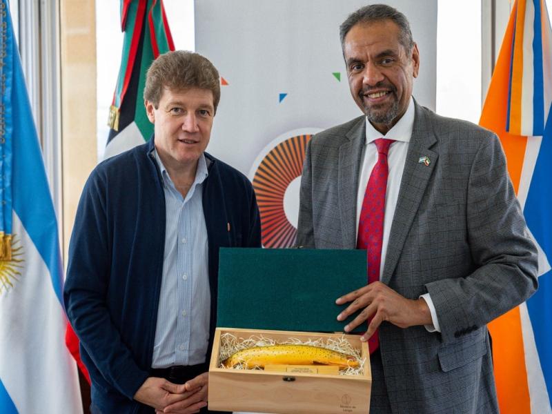 El Gobernador Gustavo Melella recibi en Casa de Gobierno al Embajador del Estado de Kuwait en Argentina, Abdullah Ali Alyahya, a quien entreg la declaracin de husped de honor.