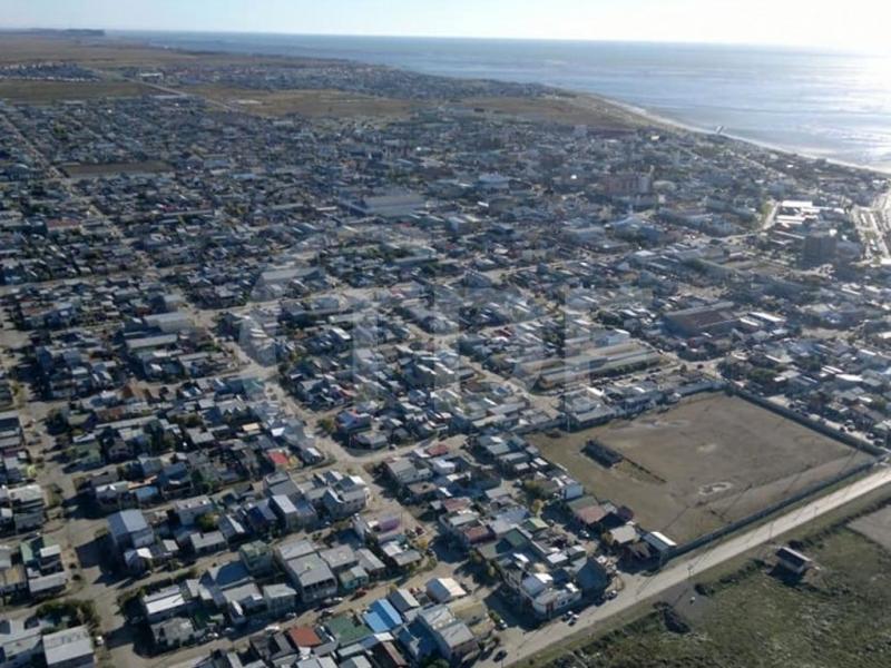 Ro Grande sigue siendo la ciudad ms poblada de Tierra del Fuego, con 98.017 habitantes. Por su parte, Ushuaia computa 82.615 habitantes. En Tolhuin residen 9.879 habitantes, y en la Antrtida 130 habitantes.