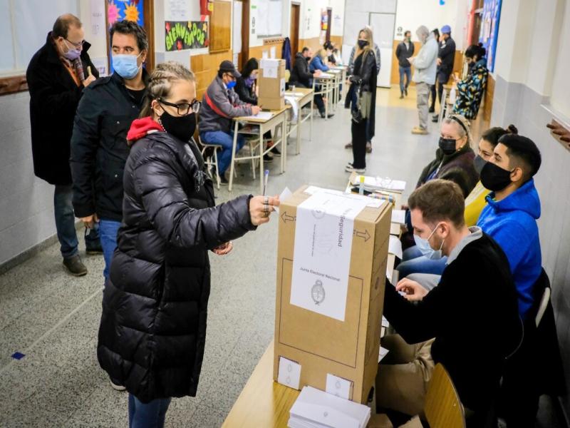 Si bien en un primer momento se haba deslizado la posibilidad de realizar los comicios el 7 de mayo, el Gobernador habra acordado con los Intendentes de las tres ciudades celebrar el acto electoral el domingo 14 de mayo.