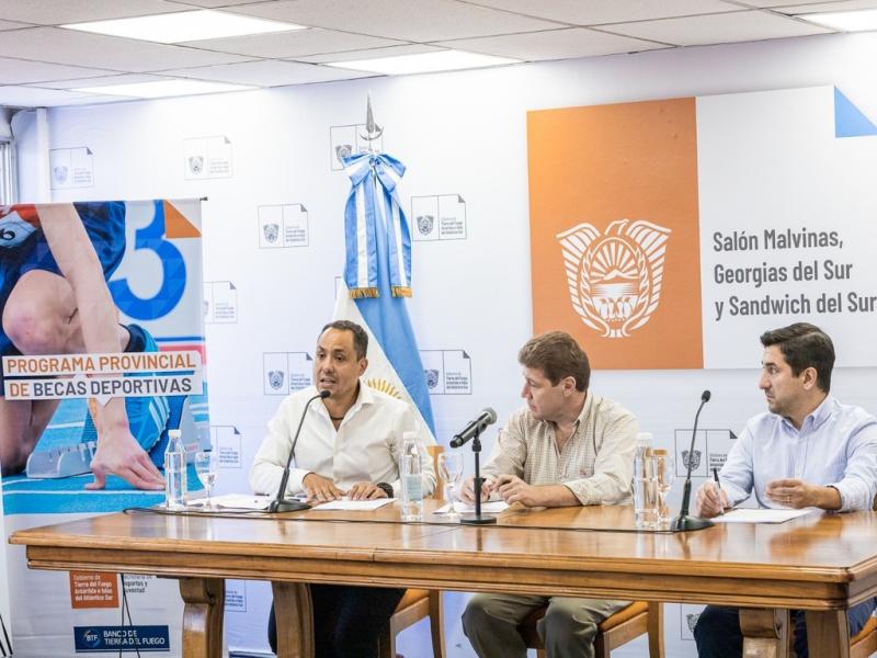 Se otorgarn hasta 100 Becas de $800.000 a deportistas; para entrenadores se otorgarn hasta 100 Becas de $200.000; a Clubes se entregarn hasta 40 Becas de $500.000 segn el mrito deportivo, entre otras.