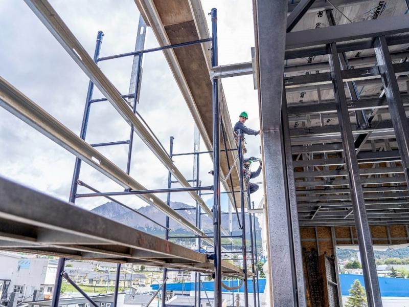Los sectores donde se destaca la creacin de empleo en Tierra del Fuego fueron la construccin en un 27%, servicios de transporte y almacenamiento en un 24% y servicios profesionales, cientficos y tcnicos en un 21%.