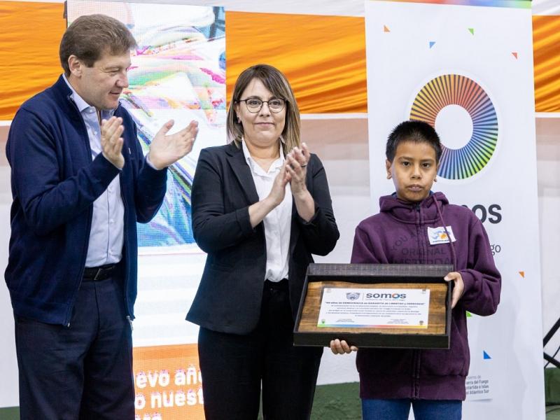 Las autoridades hicieron entrega, adems, de equipamientos y de una placa conmemorativa por los 40 aos de la democracia, a la Directora de la institucin, Lorena Cladera, y al estudiante, Mximo Romero.