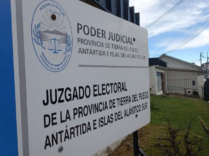 Las piezas del tablero comenzaron a moverse y el lunes podra darse el primer movimiento importante (al menos oficial): que el PJ apruebe la incorporacin de este partido a un gran frente electoral.