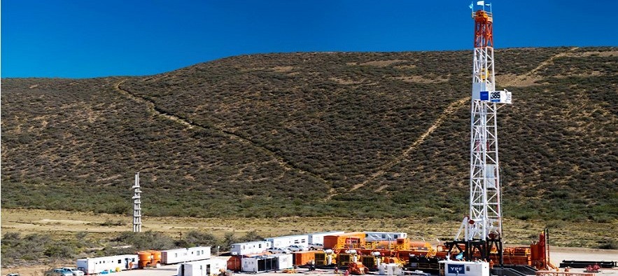 La compaa de British Petroleum y Bridas, de Alejandro Bulgheroni, subir -tal como se dice en el sector- dos equipos de work over en el yacimiento Cerro Dragn, tras acordar con el gobierno provincial y los sindicatos en Buenos Aires.