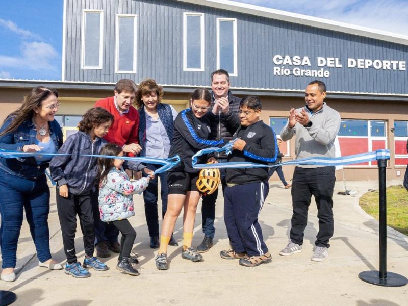 Felicito a todos los que hicieron posible que este gimnasio sea hoy una realidad. Tambin a las familias que tanto han luchado y trabajado para tener espacios dignos para crecer junto a sus hijos e hijas, resalt Gustavo Melella.
