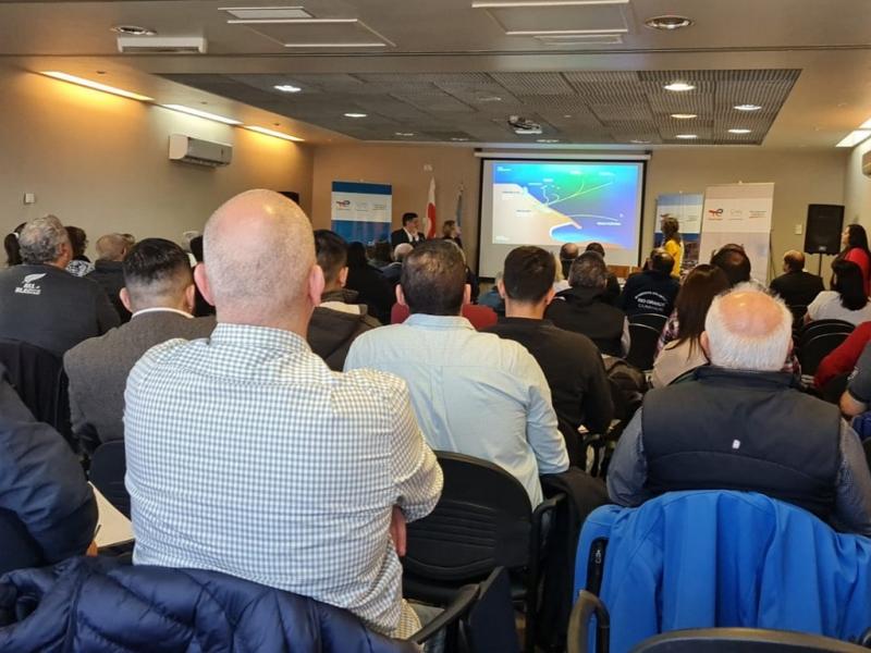 El proyecto consiste en la construccin e instalacin de una plataforma de produccin que conectar 3 pozos productores de gas natural que sern perforados a 60 km de la lnea de costa de Tierra del Fuego y en una profundidad de agua de 70 metros.