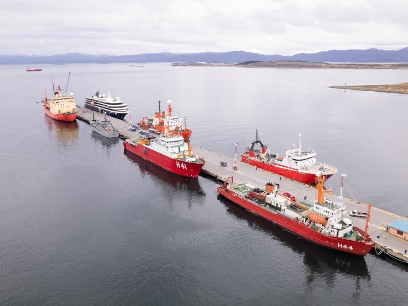 Se trata de buques de la Armada brasilera y espaola, que se sumaron al emblemtico ARA Almirante Irzar el cual fue reconocido por su participacin en la Operacin Rosario.