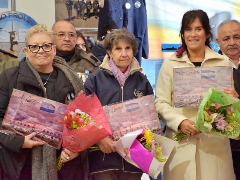 Nuestra Carpa de la Dignidad, a tantos aos del conflicto blico, que an sigue doliendo, simboliza la memoria permanente de aquellos hroes que quedaron en nuestras islas, resalt Ral Villafae. Fotos: Prensa Concejal Calisaya.
