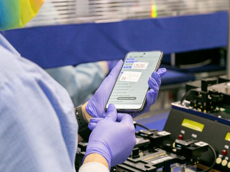 Los precios, comparados con pases como Estados Unidos, Chile o Brasil, indican que es ms conveniente adquirir equipos producidos en nuestro pas. La industria electrnica significa para la provincia ms de 11 mil puestos de trabajo.