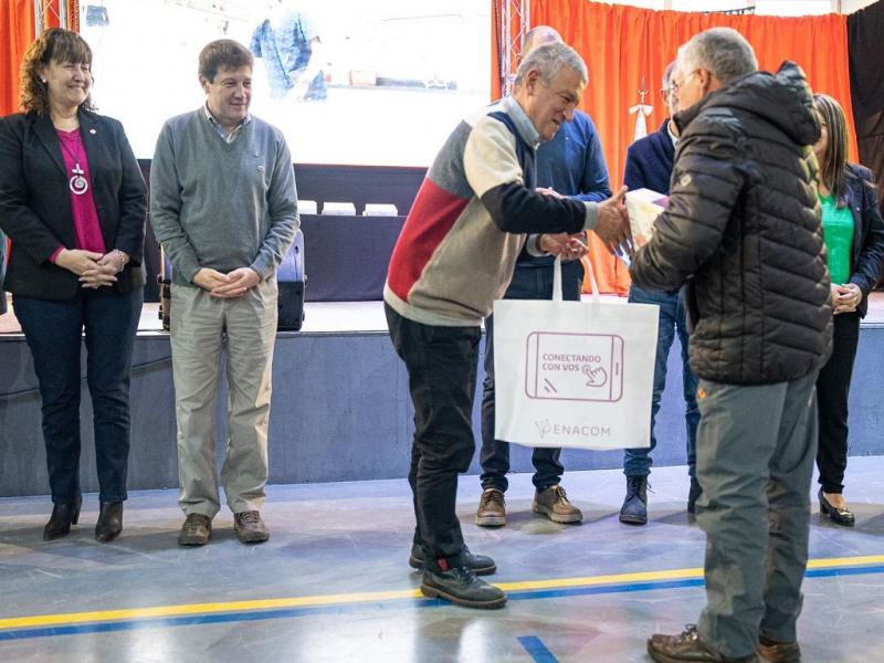 El objetivo del programa Conectando con vos es promover el acceso a las telecomunicaciones y la alfabetizacin digital sobre todo de adultos mayores y de personas que no pueden acceder a estas tecnologas.