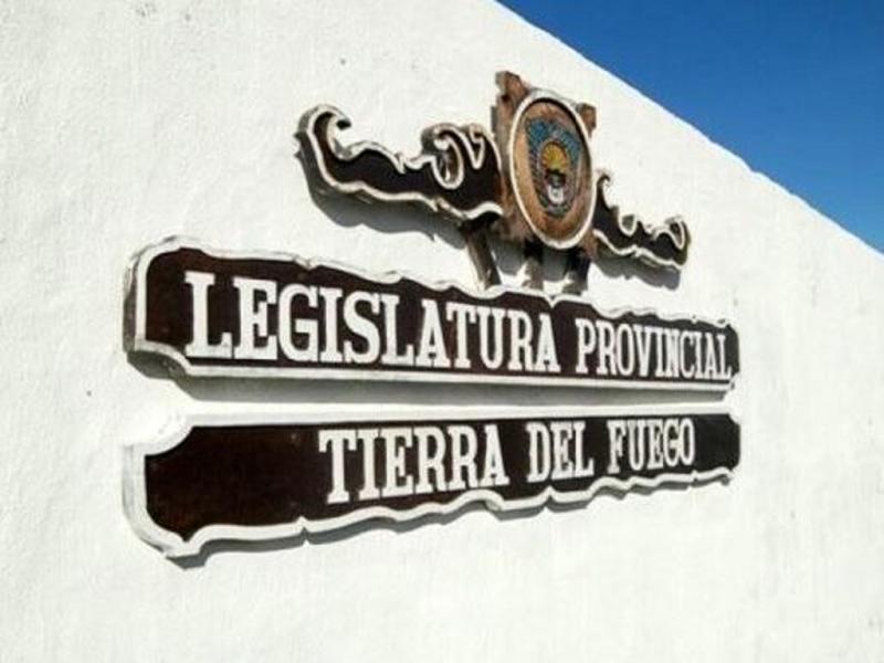 El Partido Justicialista, FORJA y Somos Fueguinos obtuvieron 3 bancas cada uno; y el MPF, el Partido Verde y Republicanos Unidos lograron 2 bancas cada uno. Habr 10 hombres y mujeres. 7 Legisladores fueron reelectos.