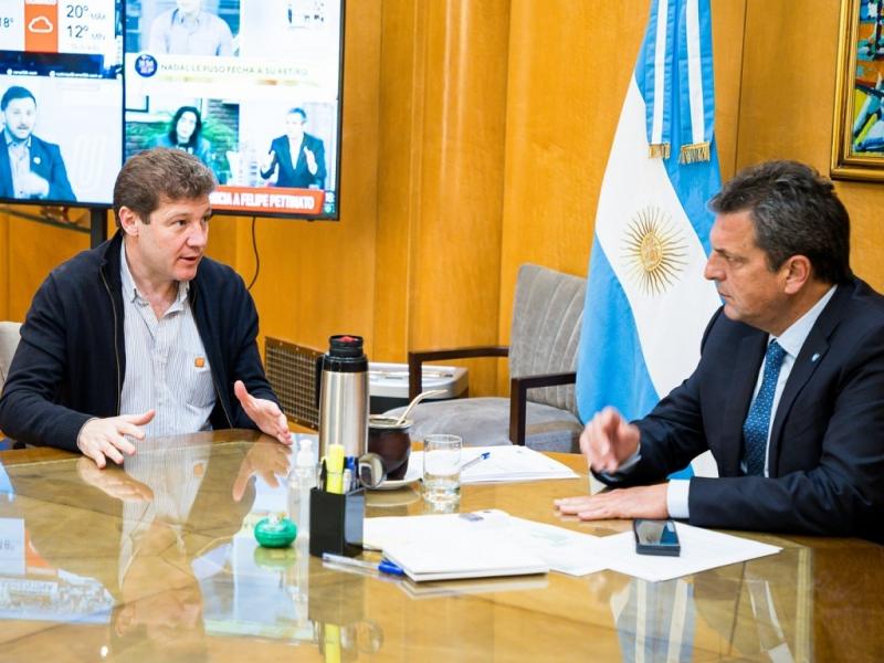 Durante el encuentro, Melella y Massa dialogaron acerca del proceso electoral que se vivi en la provincia el pasado fin de semana, y sobre diversos proyectos de desarrollo y crecimiento para Tierra del Fuego.