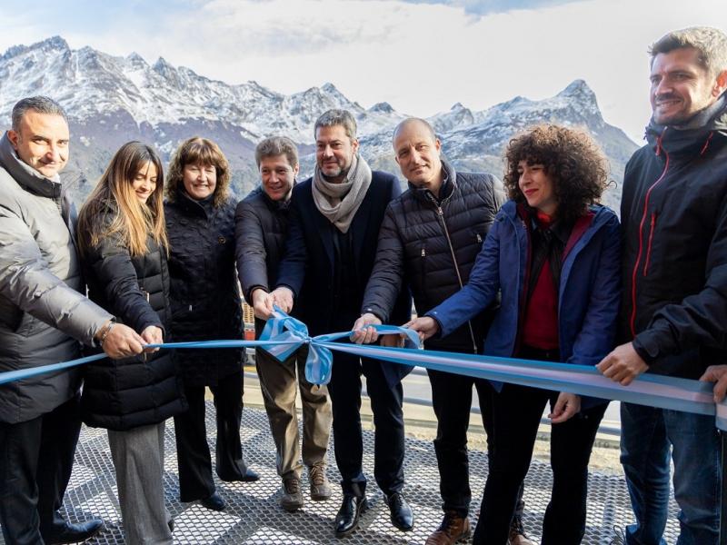El turismo rpidamente levanta a un pas, y aqu estamos, poniendo a la Argentina en pie. Se recuper el turismo, el empleo, los lugares que se haban cerrado, y vamos por muchos ms, afirm Gustavo Melella.