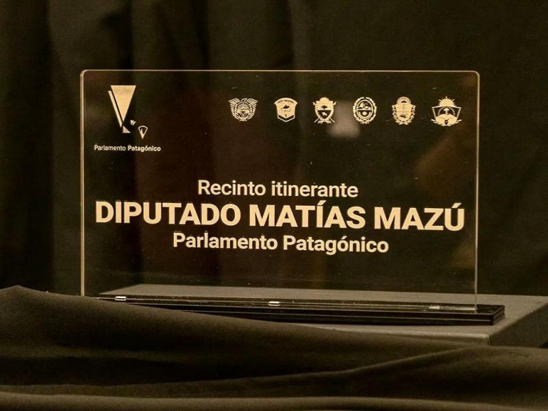 El Parlamento Patagónico brindó un gesto de reconocimiento y respeto hacia el Diputado santacruceño Matías Mazú, fallecido recientemente, por la destacada labor, trayectoria política, y compromiso en la defensa de los intereses de la Patagonia.