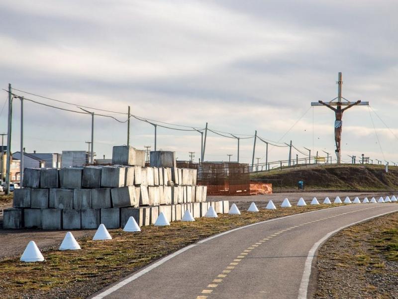 La obra tendr una importante intervencin con recursos municipales en la zona de la playa, con nuevas veredas, luminaria Led, barandas de acero inoxidable, bajadas hacia la costa, bicisenda y asientos de descanso con vistas al mar.