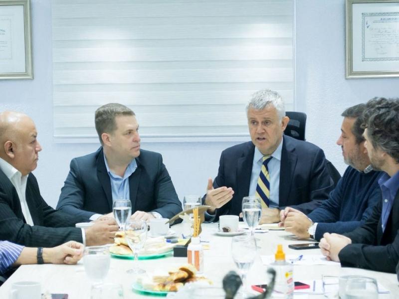 Este trabajo que realizamos va en el sentido del pedido que estamos haciendo desde hace tiempo, el de la necesidad de declarar a nuestra provincia como aerodependiente, resalt Ral Von der Thusen. 