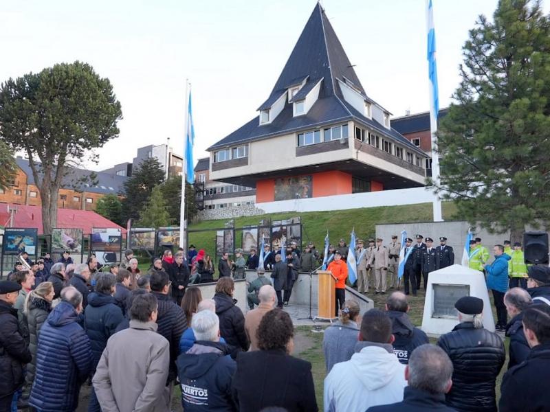 Ahora quienes vienen a ensearnos lo que es Soberana, jams pusieron una palabra cuando en Malvinas se quiso hacer un puerto para fortalecer la presencia britnica y seguir saqueando nuestros recursos naturales