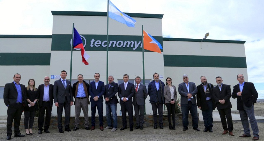 Los funcionarios provinciales, junto a la comitiva checa y autoridades de la fbrica de agroqumicos Tecnomyl, recorrieron las instalaciones de la empresa ubicada en la ciudad de Ro Grande.