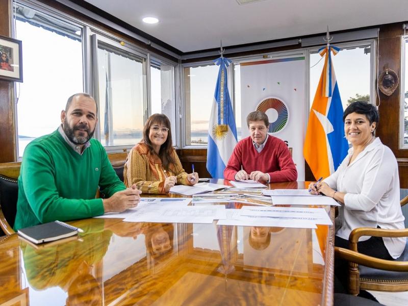La construccin de los nuevos establecimientos, se enmarca en el Programa 100 Escuela Tcnicas de Educacin Profesional Secundaria que lleva adelante el Ministerio de Obras Pblicas de Nacin.