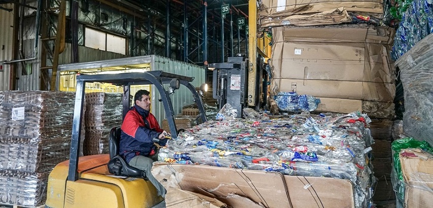 En el marco del Programa U Sustentable la Municipalidad tiene distribuidos en toda la ciudad, 65  puntos verdes donde los vecinos dejan los envases plsticos o de vidrio que descartan.