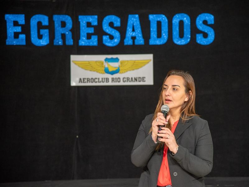 Andrea Freites, en representacin de la Cmara legislativa, felicit a los integrantes del Aeroclub y a todos quienes le ponen un empuje a la institucin que presta colaboracin con Tierra del Fuego, gracias al convenio firmado con el Ejecutivo.