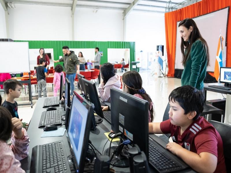 Los nios y nias comparten el desayuno y merienda en las tres ciudades y en Ro Grande se ofrece el almuerzo gracias a la colaboracin del rea de Comedores Escolares y de la Secretara Operativa del Ministerio de Educacin.