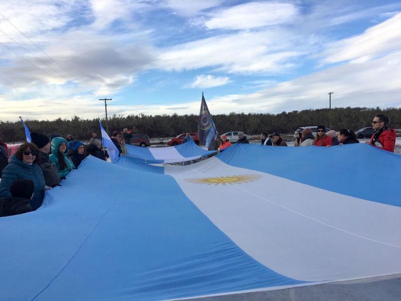 Nos metieron en nuestra casa algo que encima est a la vista y no sabemos que funcin cumple, dijo Conrado Zamora; en tanto, Raul Villafae, expres, no sabemos quin lo coloc, cmo lo hicieron, por qu, nada, no tenemos nada.