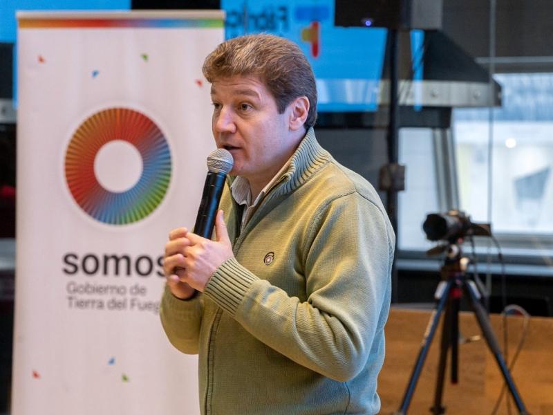 Lanzamos esta plataforma para que cualquier argentina, cualquier argentino, donde est, pueda inscribirse y formarse. Y nace desde ac, desde ese faro que es Tierra del Fuego para la economa del conocimiento, resalt Gustavo Melella.