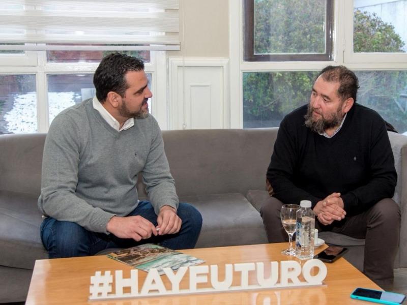 Eduardo Barrientos es un militante y dirigente del PJ de Ushuaia, que ha ocupado diversos cargos en la esfera partidaria y cargos electivos. Legislador (MC) del PJ entre 2011 y 2015.
