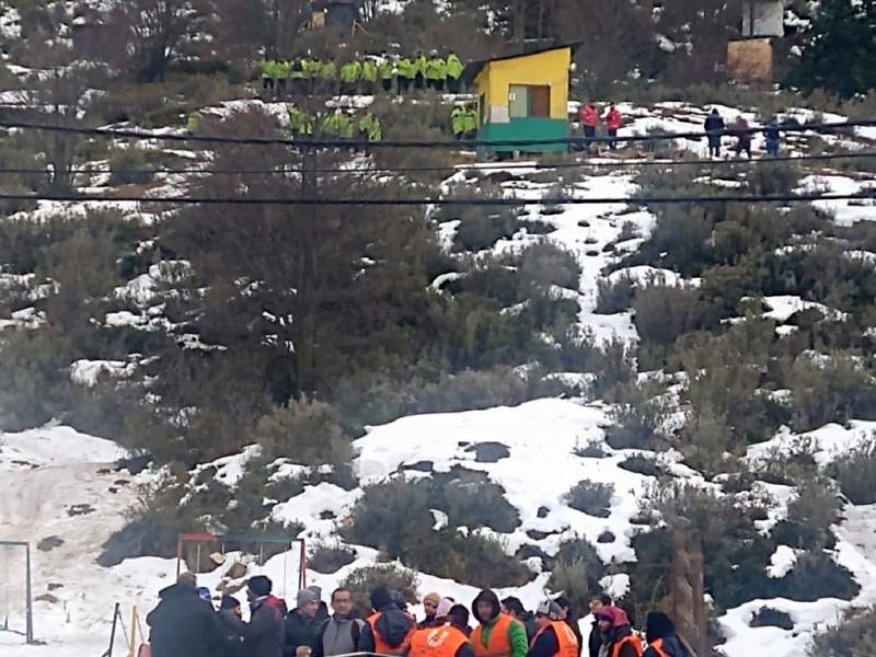 Mientras algunas personas optaron por retirarse de manera voluntaria, otras resistieron el desalojo en el sector. Fotos: www.jcanoticias.com.ar.