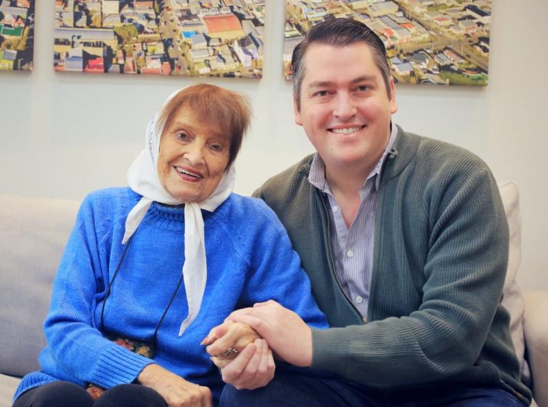 Estar desde ac, desde Ro Grande, tan lejos en kilmetros pero tan cerca desde el corazn, es alentador. Es una caricia al alma encontrar tanta gente maravillosa con memoria, dijo Taty Almeida.
