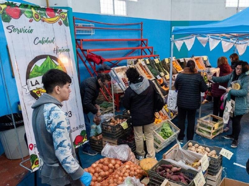 Se invita a las vecinas y vecinos a acercarse a una nueva edicin de El Mercado en tu Barrio en pos de seguir potenciando la economa popular, una herramienta fundamental para el crecimiento de Ro Grande.