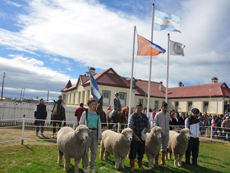 Desde el Centro podremos brindar mltiples servicios orientados principalmente a la produccin de pajuelas de semen y la obtencin de embriones, resalt Santiago Piazza, Mdico Veterinario, responsable del nuevo establecimiento.

