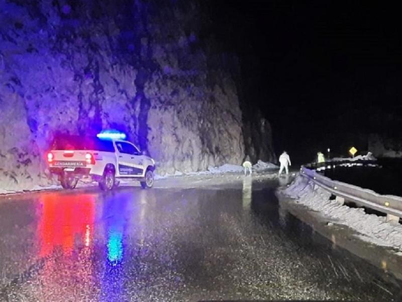 El organismo de seguridad instó no acercarse al derrumbe, no detener el auto en zonas de derrumbes, asegúrese de mantener el paso libre para la maquinaria que irá a despejar el camino. Foto: www.lacontratapatdf.com.